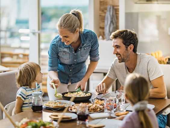 Ajarkan Si Kecil Etika Makan Sedini Mungkin ya Moms